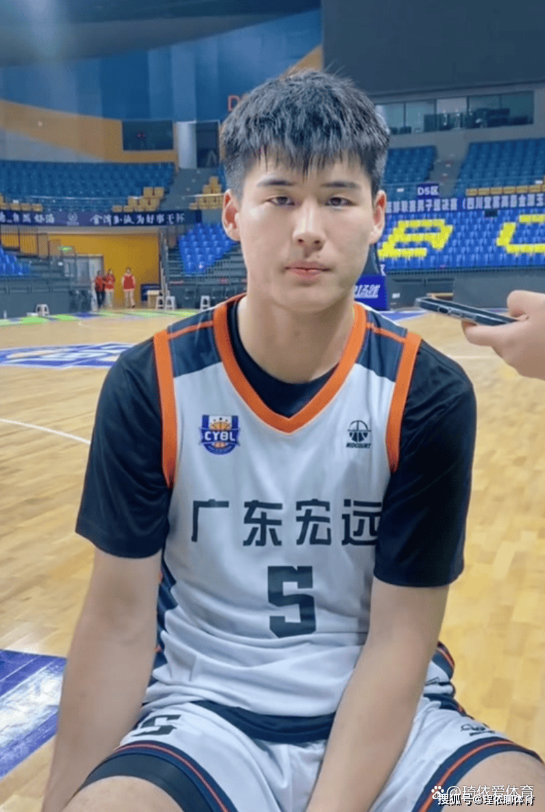 广东宏远训练开放日,今夜临场应变引欢呼,CBA常规赛在即,资深球员宣示担当的简单介绍 广东宏远训练开放日,今夜临场应变引欢呼,CBA常规赛在即,资深球员宣示担当的简单介绍