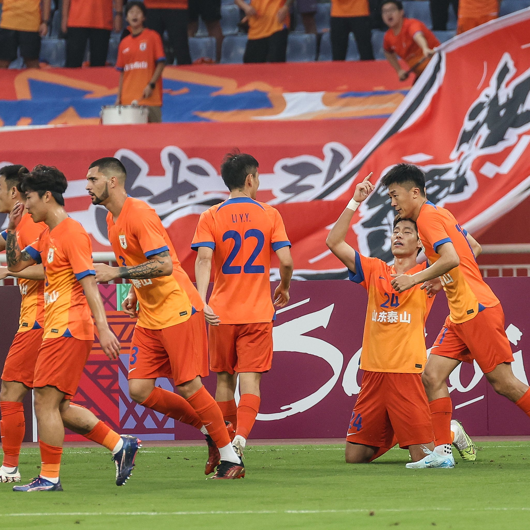 包含亚冠集结日再迎强敌，北京国安官宣签约，主帅态度：球迷炸锅，阵容厚度经受考验的词条