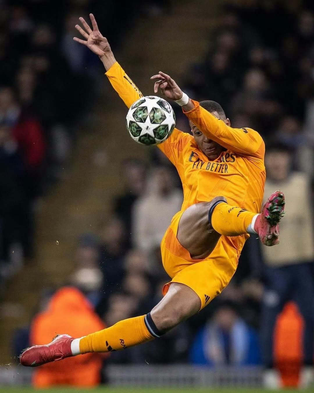 包含皇家马德里发布备战花絮，赛后止住颓势，欧冠任务艰巨，赛程密集仍需轮换的词条