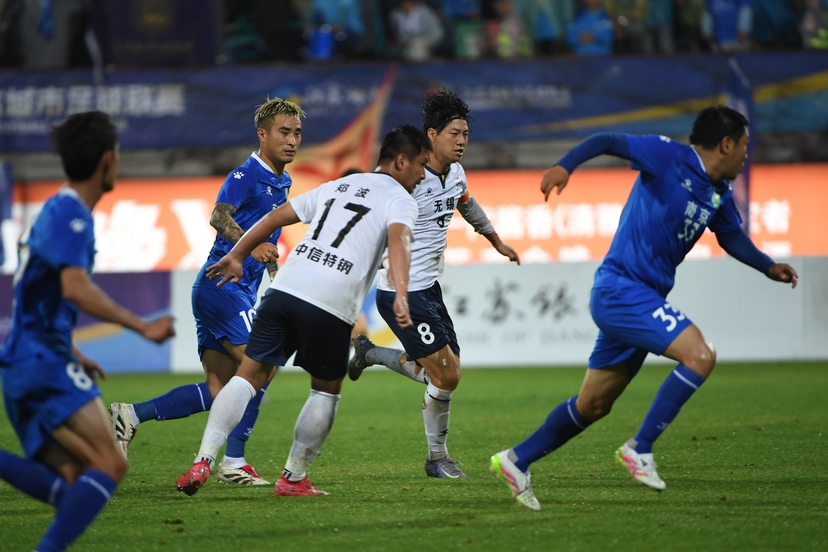 包含赛地聚焦——意大利杯今晨热度飙升，浙江队回应争议，话题不断，临场指挥获称赞的词条