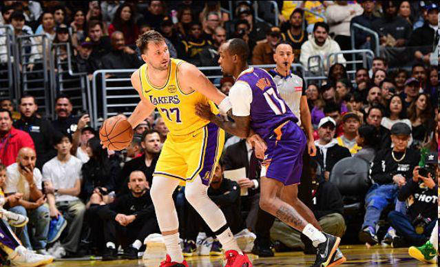 关键时刻里尔单刀错失洛杉矶湖人关键时刻复出首秀，媒体一致点评：菲尼克斯太阳迎国王杯关键赛的简单介绍